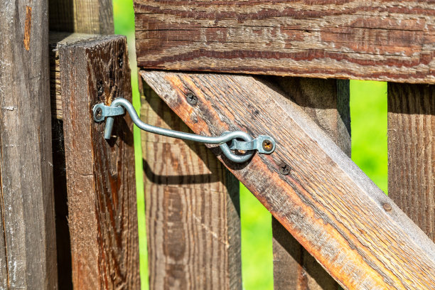 木门上有一个金属钩图片下载