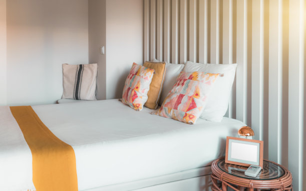 卧室里一张整理得很整齐的双人床图片下载