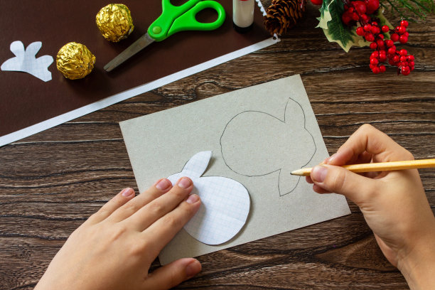 教学步骤2。有趣的礼物与糖果圣诞鹿在木桌上。手工制作的。儿童创意项目，工艺品，儿童工艺品。图片下载