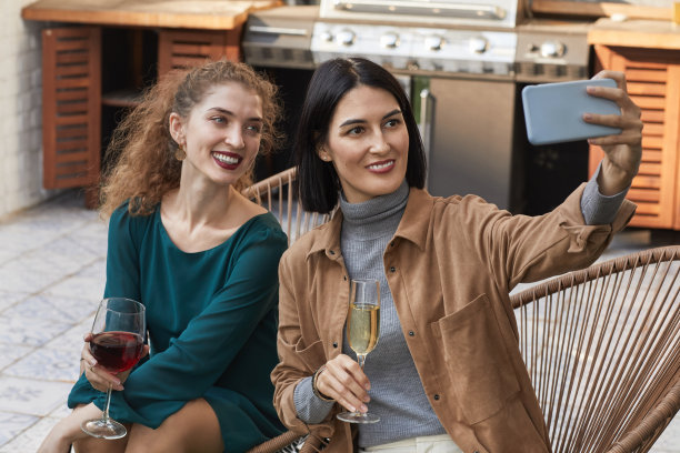 朋友们在室外阳台自拍图片下载