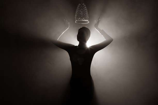 剪影选美皇后大赛并赢得钻石皇冠图片下载