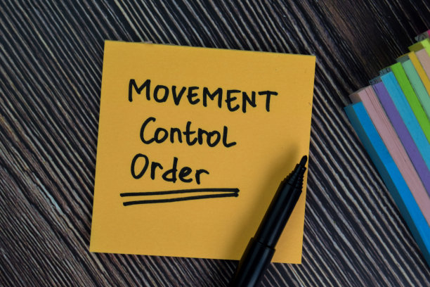 运动控制令写在便利贴上，隔离在办公桌上。图片下载