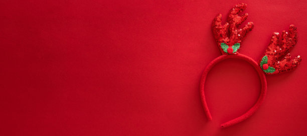 彩色驯鹿鹿角头带。节日服装的细节。Creeting卡。圣诞鹿的角。新年装饰上的头发。俯视图，平铺，图片下载