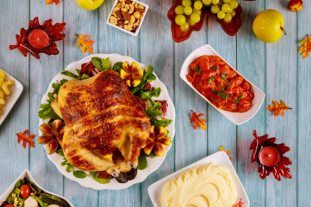 与家人一起庆祝节日的节日餐桌。图片下载