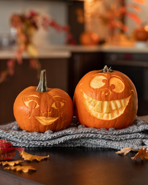 桌子上有两个有趣的万圣节南瓜图片下载