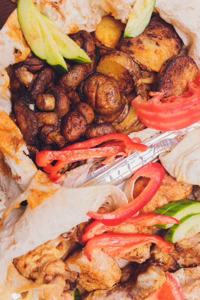 烤架上的烤羊肉串。图片下载