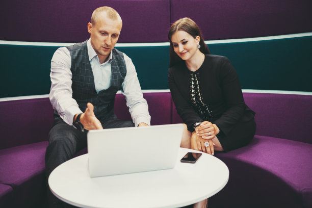 两个合伙人的商务会议图片下载