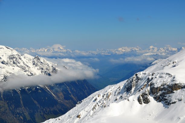 奥地利大格洛克纳山的空旷道路，穿过风景秀丽的雪乡图片下载