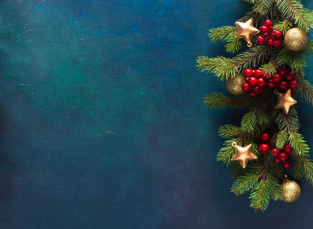 冷杉枝与圣诞装饰在深蓝绿色油漆的木制背景。平的。新年和圣诞节背景与地方文字。图片下载