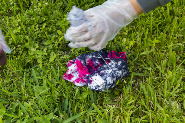 在新冠病毒期间，年轻的拉丁裔男子在美国用扎染工艺制作鲜艳的T恤。图片下载