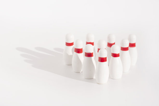 白色背景上的保龄球瓶。经营理念图片下载