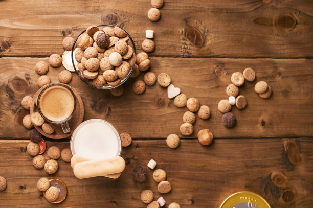 木桌上放着浓缩咖啡、牛奶、传统糖果、饼干和胡椒。副本的空间。荷兰节日的圣诞老人。高质量的照片。俯视图图片下载