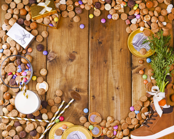 圣诞老人。荷兰度假的明信片。木制背景与儿童鞋与胡萝卜为圣诞老人的马，胡椒和糖果。从以上观点。副本的空间。高质量的照片图片下载