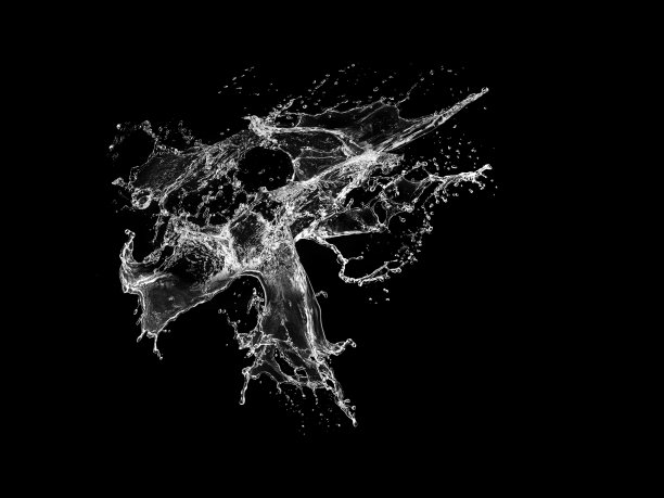 水飞溅在黑色背景上图片下载