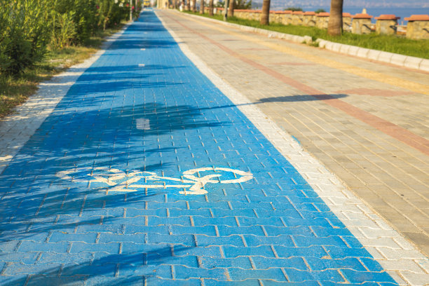 沿着海岸线骑行，穿过一条有标记的特殊自行车道。图片下载