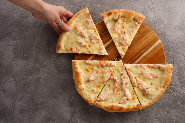 美味的披萨配上鲑鱼和纹理。美味的食物的概念。特写镜头。图片下载