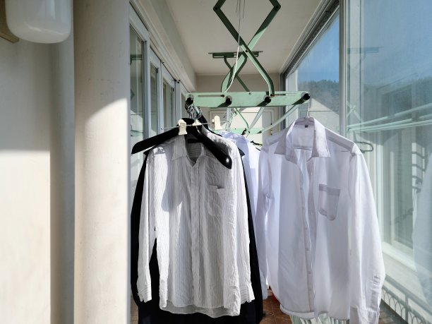 衣服挂在阳台的洗衣架上图片下载