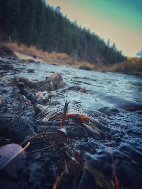 水在岩石上图片下载