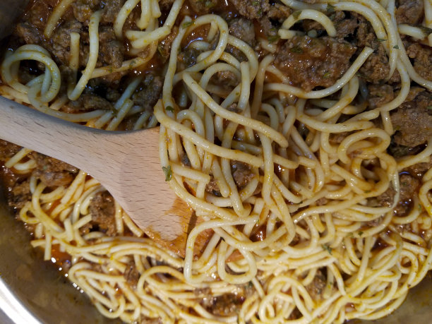 自制意大利面酱在大平底锅中烹饪。图片下载