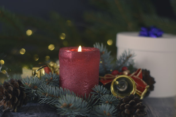 有装饰的圣诞蜡烛。圣诞节的背景图片下载