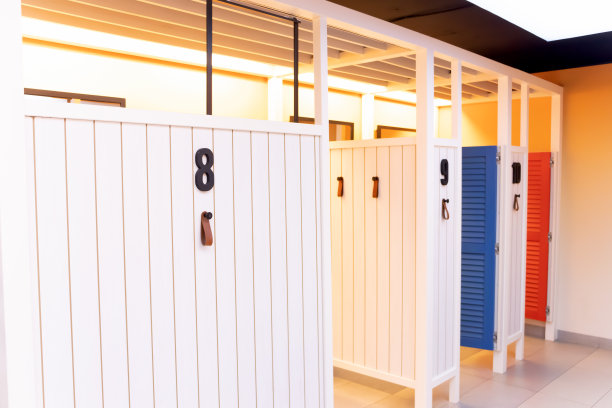 木制试衣间8到10间，用来试穿店里的衣服。干净、明亮、舒适、空旷的试衣间。图片下载