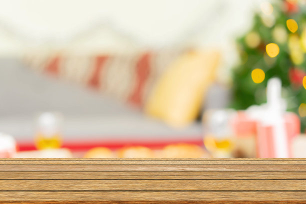 抽象模糊装饰圣诞装饰松树在家庭室内背景与老木材透视桌面展示，广告，设计产品展示概念在圣诞和新年快乐的季节概念图片下载