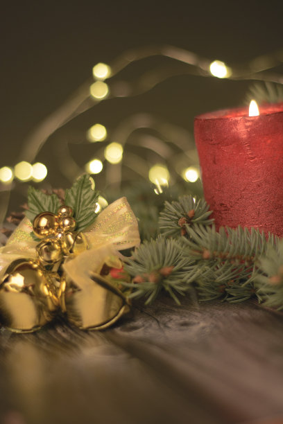 有装饰的圣诞蜡烛。圣诞节的背景图片下载