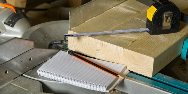 木匠用圆锯切割木条，他锯木条，建筑和家庭装修。木匠的工作概念图片下载