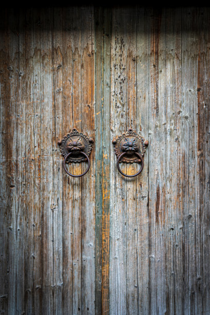古北水乡的一扇锈迹斑斑的东方风格的门图片下载
