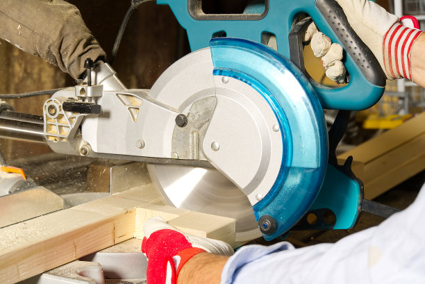 木匠用圆锯切割木条，他锯木条，建筑和家庭装修。木匠的工作概念图片下载