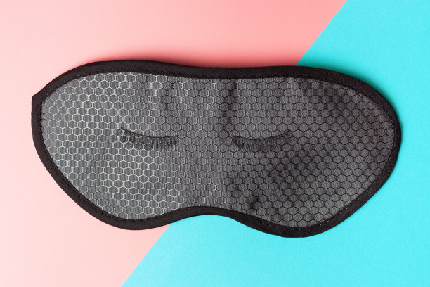 在粉色和蓝色背景下睡觉的面罩，从上面看图片下载