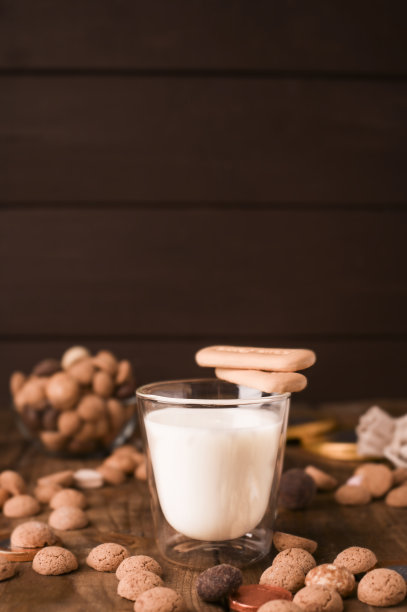 圣诞老人。一杯牛奶和生日饼干，这是荷兰的传统节日。这是给圣尼古拉斯的礼物。副本的空间。高质量的照片图片下载