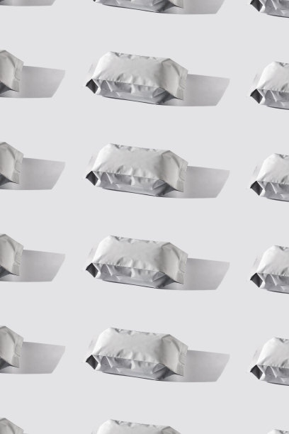 咖啡袋有规律的图案。空白的白色箔袋在灰色的背景上与粗糙的阴影最小风格。包装设计。图片下载