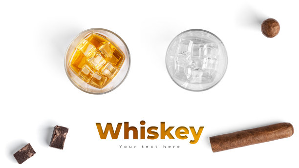 威士忌加冰，雪茄烟，白色背景。长标题横幅格式。全景网站标题横幅图片下载