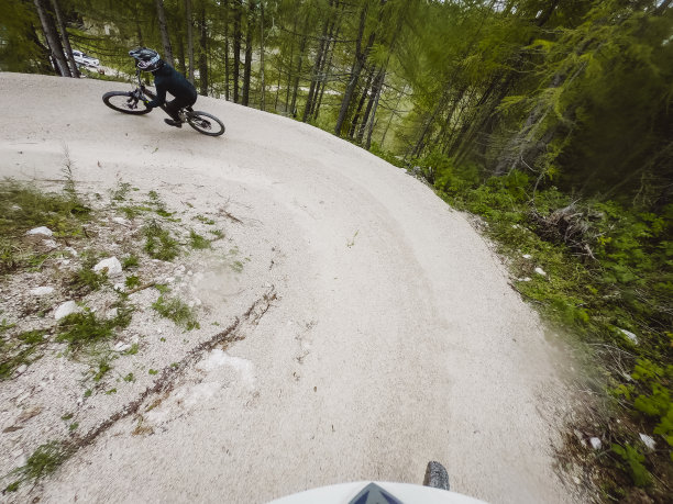 POV -山地车在弯道上图片下载