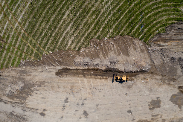 黄色的推土机正在施工。图片下载