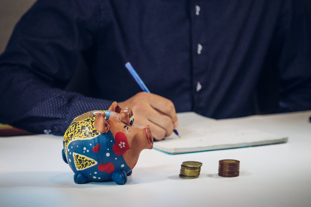 企业家找出有关他的商业计划和后续实施的信息。他在笔记本上记笔记。管理你的业务。图片下载