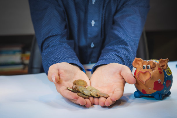 年轻的商务团队工作，能在办公桌上处理商务报告文件。头脑风暴商业人士设计计划，头脑风暴计划伙伴关系。捷克环境图片下载