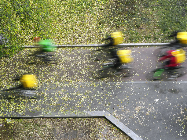 送餐骑手的剪影图片下载