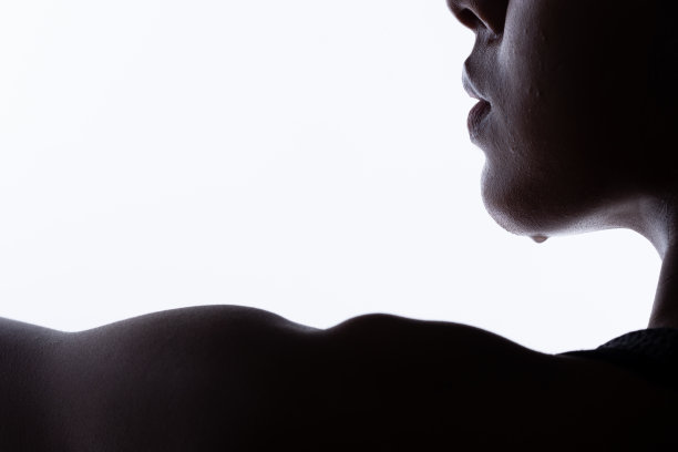 运动强度大，拥有运动运动员肌肉的健康女性图片下载