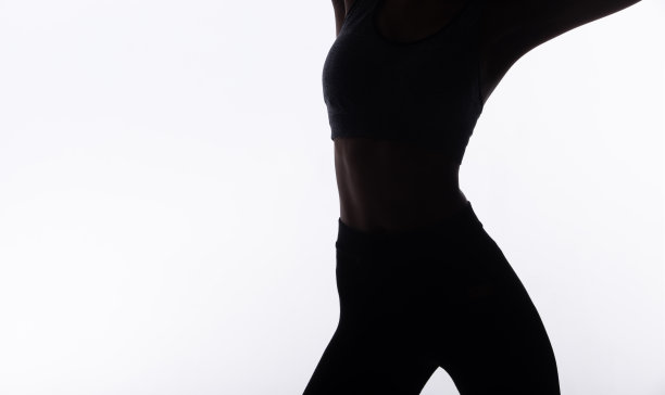 运动强度大，拥有运动运动员肌肉的健康女性图片下载