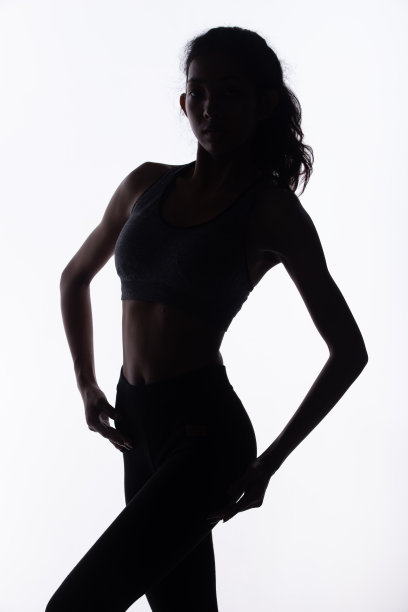 运动强度大，拥有运动运动员肌肉的健康女性图片下载