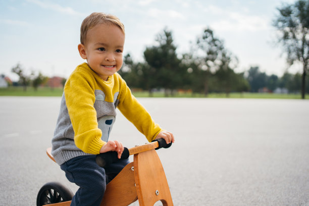 好玩的蹒跚学步的小男孩图片下载