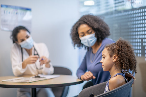 母亲和孩子看医疗顾问图片下载