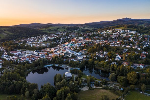 这是德国巴伐利亚森林格拉芬瑙市的无人机鸟瞰图，这里有温泉花园和露天游泳池图片下载