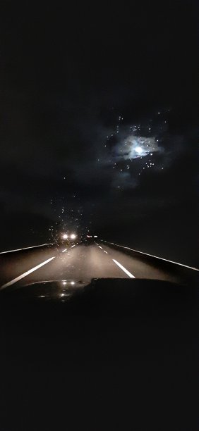 路上的灯光图片下载