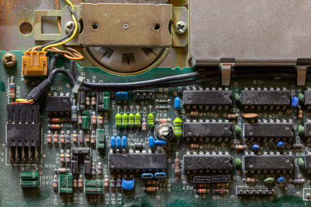 黑色背景的旧机电近距离与灰尘图片下载