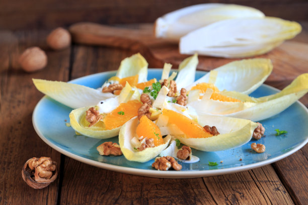 核桃和橘子的菊苣沙拉图片下载