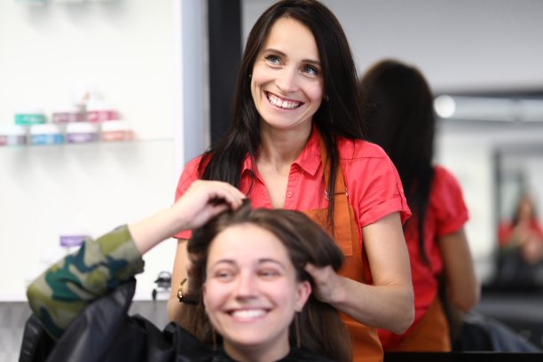 美发师在美容院为顾客理发图片下载