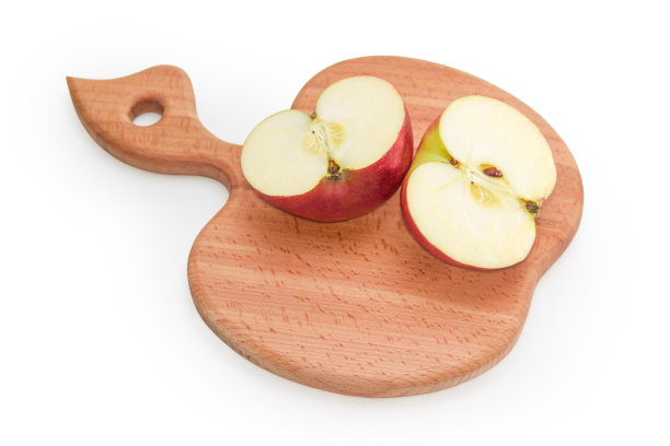 在苹果形的切菜板上切成两半的苹果图片下载